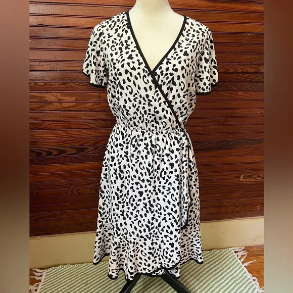Slate & Willow Ivory and Black Animal Cheetah Print Faux Wrap Dress Size S - Picture 4 of 15